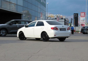 Подержанный автомобиль Toyota Corolla Sedan 2012 года (7 фото)