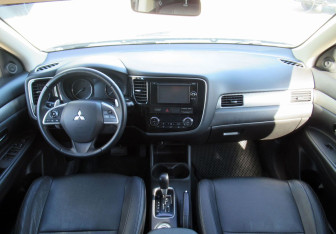 Подержанный автомобиль Mitsubishi Outlander 2012 года (13 фото)