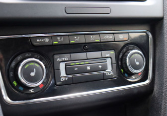 Подержанный автомобиль Skoda Superb Liftback 2012 года (13 фото)