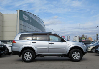 Подержанный автомобиль Mitsubishi Pajero Sport 2011 года (4 фото)