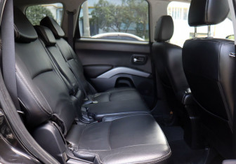 Подержанный автомобиль Mitsubishi Outlander 2008 года (11 фото)