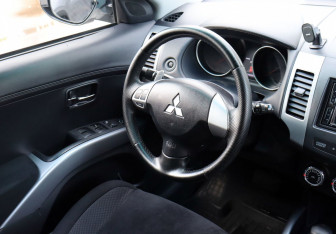 Подержанный автомобиль Mitsubishi Outlander 2010 года (13 фото)