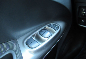 Подержанный автомобиль Nissan Juke 2011 года (17 фото)