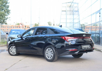 Подержанный автомобиль Hyundai Elantra Sedan 2021 года (7 фото)