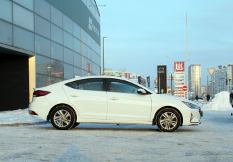 Подержанный автомобиль Hyundai Elantra Sedan 2019 года (4 фото)