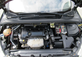 Подержанный автомобиль Peugeot 308 Hatchback 2011 года (19 фото)