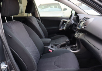 Подержанный автомобиль Toyota RAV4 2012 года (12 фото)