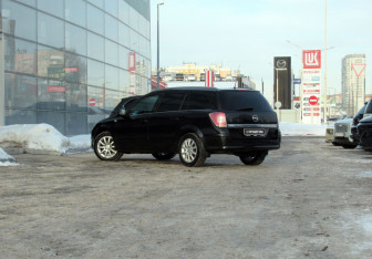 Подержанный автомобиль Opel Astra Wagon 2012 года (7 фото)