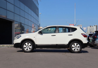 Подержанный автомобиль Nissan Qashqai 2012 года (8 фото)