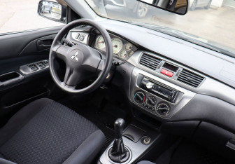 Подержанный автомобиль Mitsubishi Lancer Sedan 2006 года (16 фото)