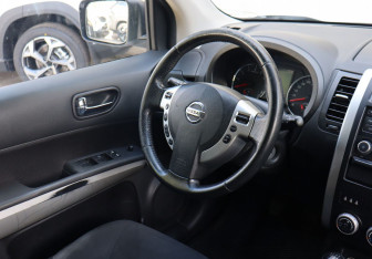 Подержанный автомобиль Nissan X-Trail 2012 года (12 фото)