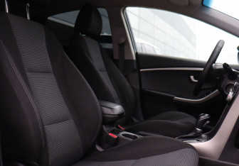 Подержанный автомобиль Hyundai i30 Hatchback 2012 года (11 фото)
