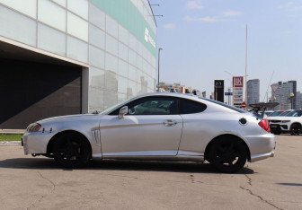 Подержанный автомобиль Hyundai Tuscani 2003 года (8 фото)