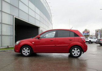Подержанный автомобиль Kia Rio Hatchback 2010 года (8 фото)