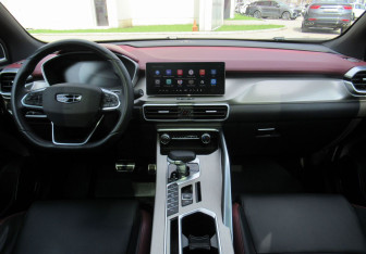 Подержанный автомобиль Geely Coolray 2023 года (18 фото)