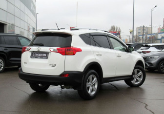 Подержанный автомобиль Toyota RAV4 2014 года (5 фото)