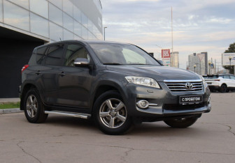 Подержанный автомобиль Toyota RAV4 2012 года (3 фото)