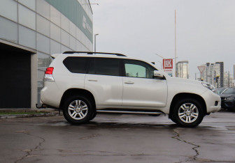 Подержанный автомобиль Toyota Land Cruiser Prado 2012 года (4 фото)