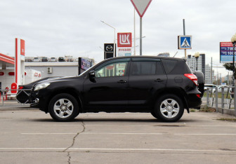 Подержанный автомобиль Toyota RAV4 2012 года (8 фото)