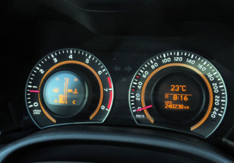 Подержанный автомобиль Toyota Corolla Sedan 2012 года (17 фото)
