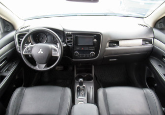 Подержанный автомобиль Mitsubishi Outlander 2012 года (13 фото)