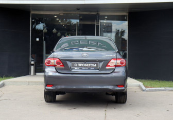 Подержанный автомобиль Toyota Corolla Sedan 2012 года (6 фото)
