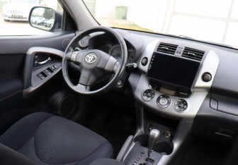 Подержанный автомобиль Toyota RAV4 2006 года (10 фото)