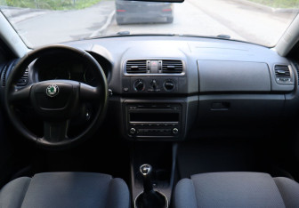 Подержанный автомобиль Skoda Fabia Hatchback 2010 года (13 фото)