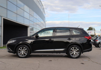 Подержанный автомобиль Mitsubishi Outlander 2015 года (8 фото)