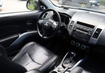 Подержанный автомобиль Mitsubishi Outlander 2008 года (12 фото)