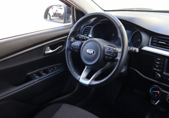Подержанный автомобиль Kia Rio Hatchback 2020 года (17 фото)