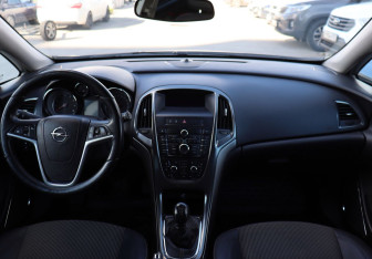 Подержанный автомобиль Opel Astra Hatchback 2011 года (13 фото)
