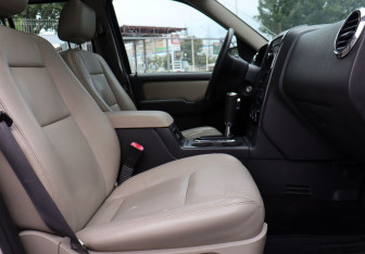 Подержанный автомобиль Ford Explorer 2008 года (13 фото)