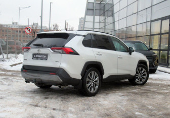 Подержанный автомобиль Toyota RAV4 2021 года (5 фото)