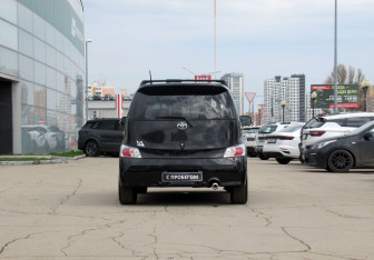 Подержанный автомобиль Toyota bB Compactvan 2011 года (6 фото)