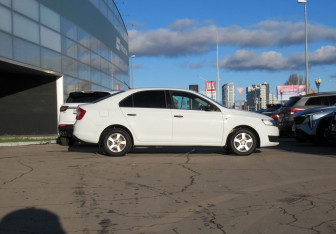 Подержанный автомобиль Skoda Rapid Liftback 2015 года (4 фото)