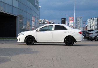 Подержанный автомобиль Toyota Corolla Sedan 2012 года (8 фото)