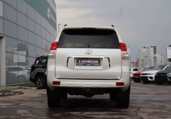 Подержанный автомобиль Toyota Land Cruiser Prado 2012 года (6 фото)