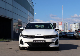 Подержанный автомобиль Kia K5 2022 года (2 фото)
