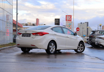 Подержанный автомобиль Hyundai Elantra Sedan 2013 года (4 фото)
