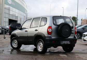 Подержанный автомобиль Chevrolet Niva 2013 года (6 фото)