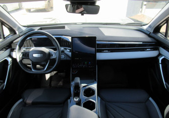 Подержанный автомобиль Geely Atlas 2024 года (13 фото)