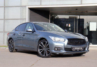 Подержанный автомобиль Infiniti Q50 2015 года (3 фото)