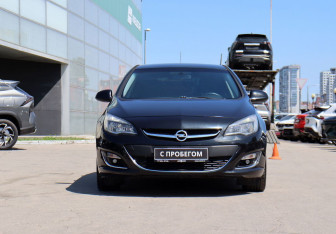 Подержанный автомобиль Opel Astra Sedan 2013 года (2 фото)