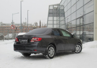 Подержанный автомобиль Toyota Corolla Sedan 2011 года (5 фото)