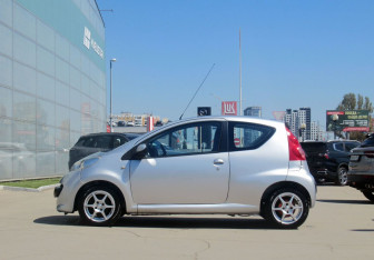 Подержанный автомобиль Peugeot 107 2007 года (8 фото)