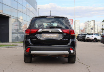 Подержанный автомобиль Mitsubishi Outlander 2015 года (6 фото)