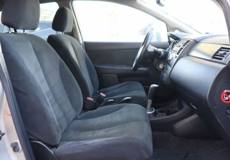 Подержанный автомобиль Nissan Tiida Hatchback 2011 года (11 фото)