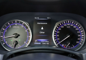 Подержанный автомобиль Infiniti Q50 2015 года (17 фото)