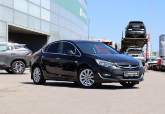 Подержанный автомобиль Opel Astra Sedan 2013 года (3 фото)